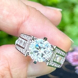 NWT Gorgeous Rhinestone Solitaire with Rhinestone Band Detailing